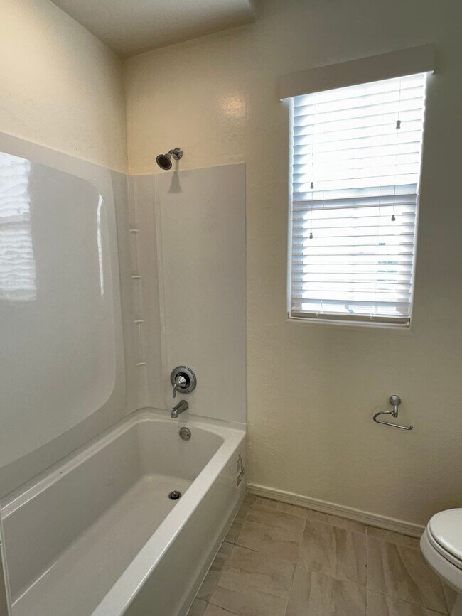 Building Photo - RECKER AND RAY MOVE IN READY 4 BEDROOM 2.5 BATHROOM HOME PERFECTLY LOCATED