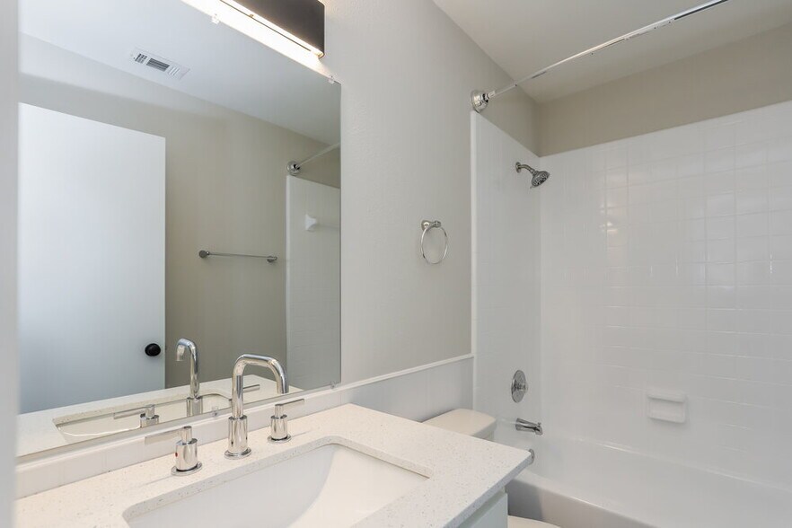 Building Photo - 1038 Bridlewood Way