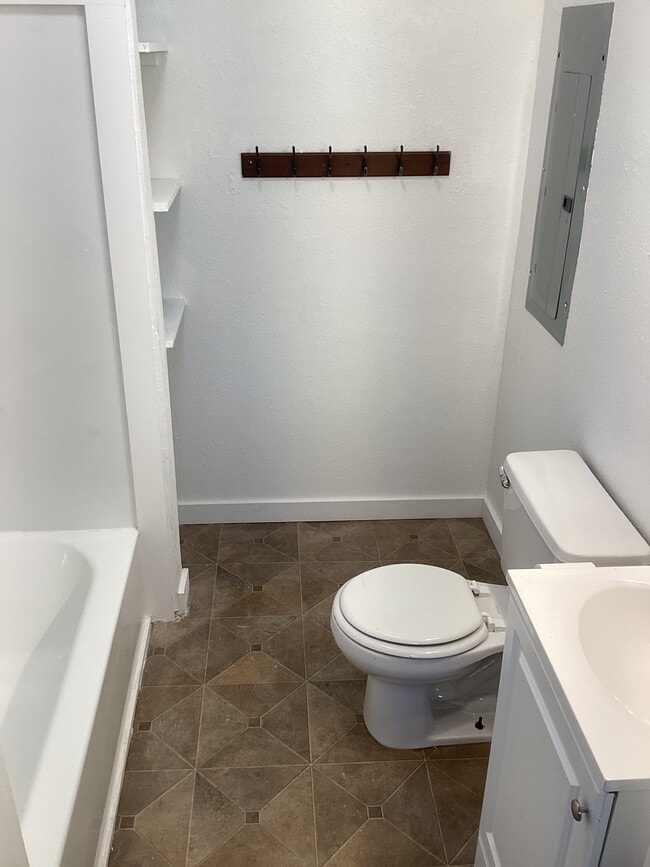 Building Photo - 442 NE 1st St