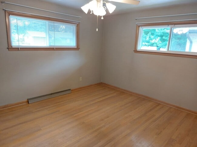 Building Photo - 3 bedroom 1.5 bath brick ranch home with f...