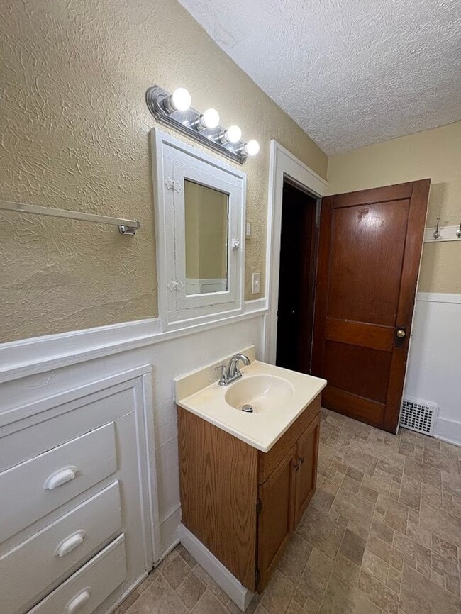 Building Photo - Three bedroom one bathroom home for rent