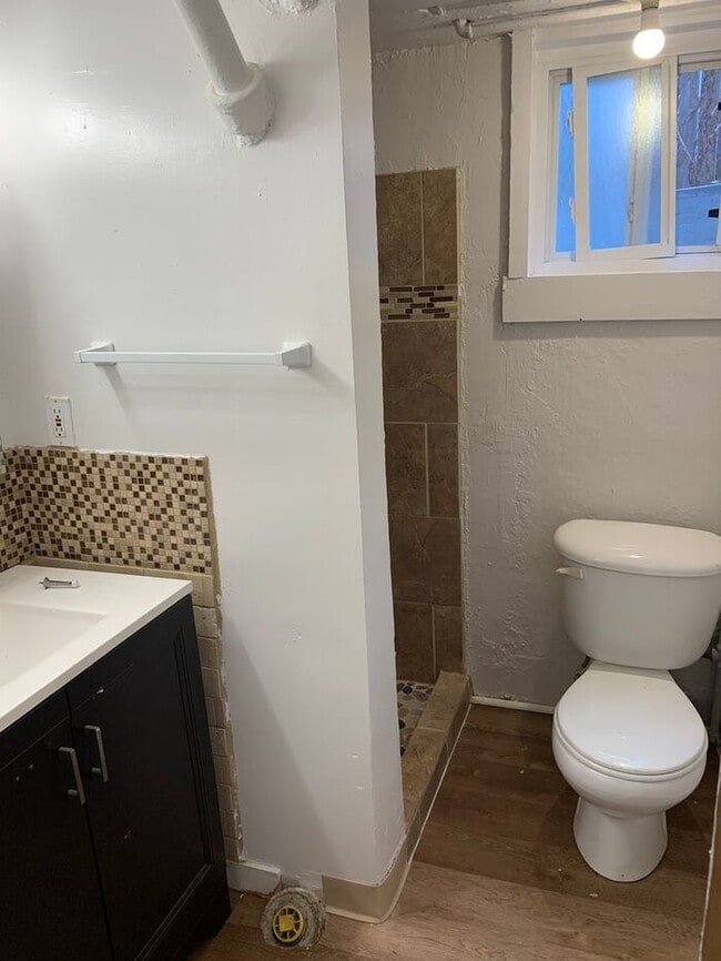 Building Photo - 1 bedroom, 1 bath Lower Level Duplex Unit ...