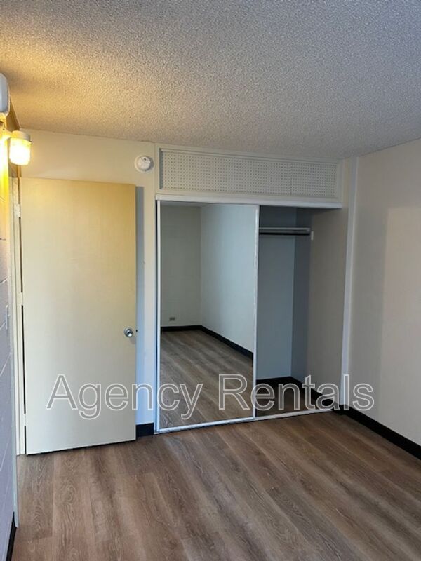 Building Photo - 1525 Kewalo St