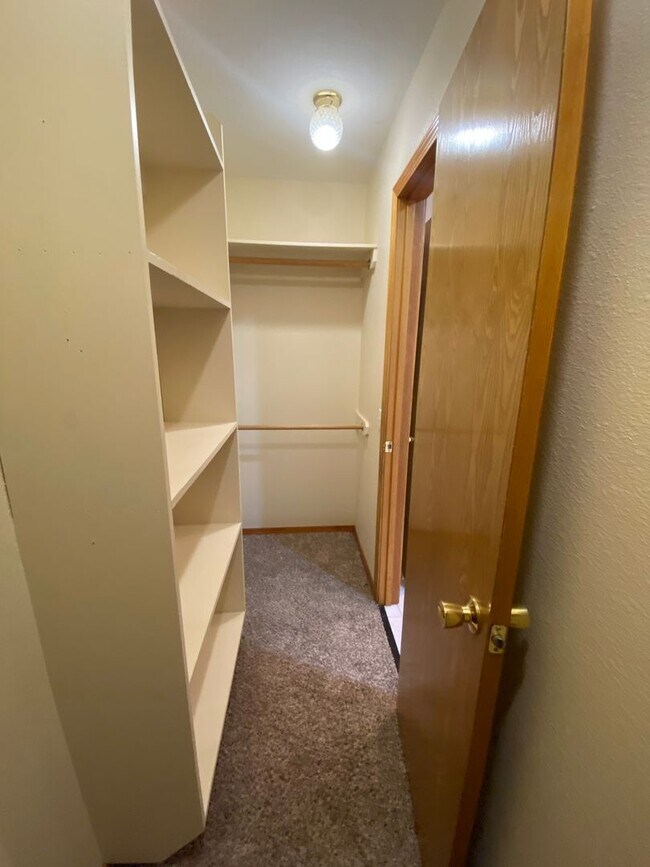 Building Photo - 1231-1231 Bluegrass Rd