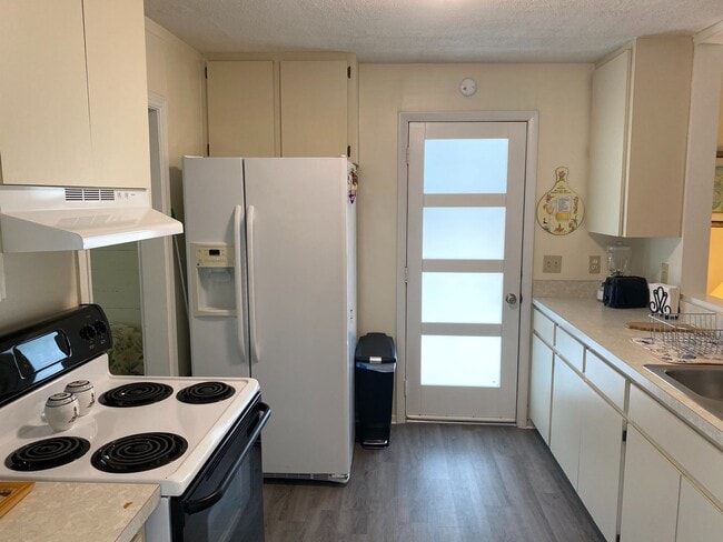 Building Photo - Nokomis Beachy Bungalow (Off Season)