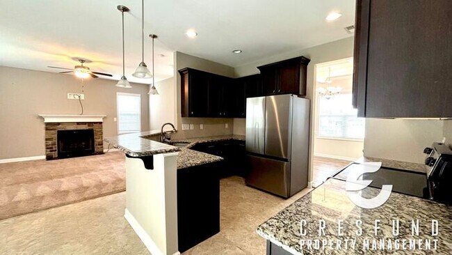 Building Photo - Spacious, Stylish & Close to It All – 3 Be...