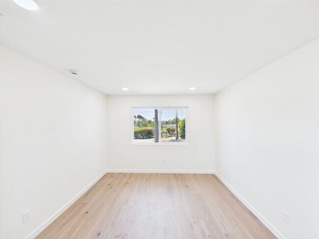 Building Photo - Modern Luxury 3x2 home in the Heart of Vista