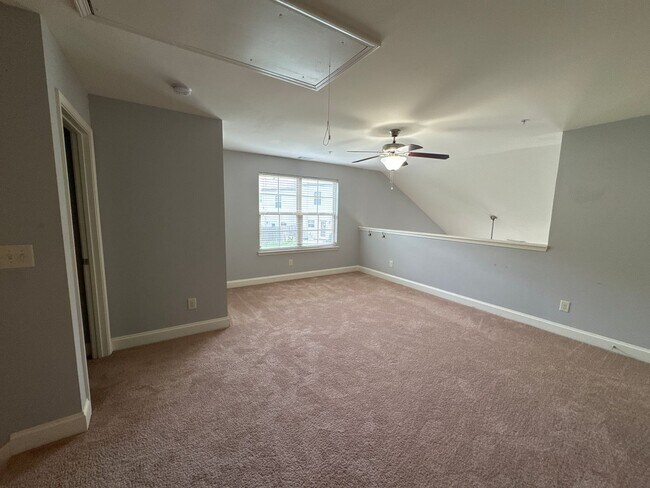 Building Photo - Modern End-Unit Townhome in the Heart of Old Hickory, Wilson County!