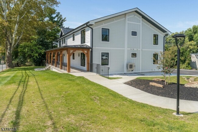 Building Photo - 535 St James Ave