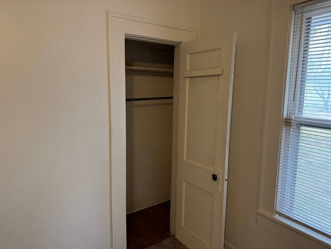 Building Photo - 5 Bed 2 Bath Home w/ 6.14 Acres In Iowa Park ISD.