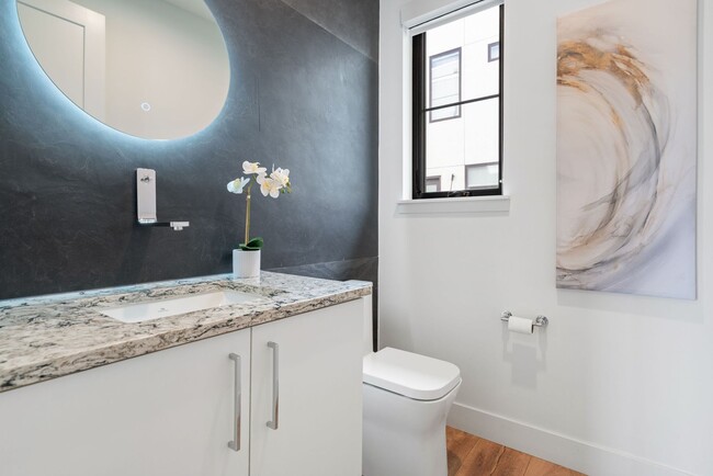 Building Photo - LUX 3BD, 5BA Townhome Near Cherry Creek, C...