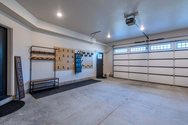 Building Photo - 690 Stone Peak Lp