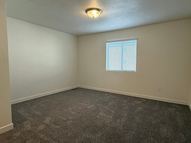 Building Photo - 98 E 670 N St