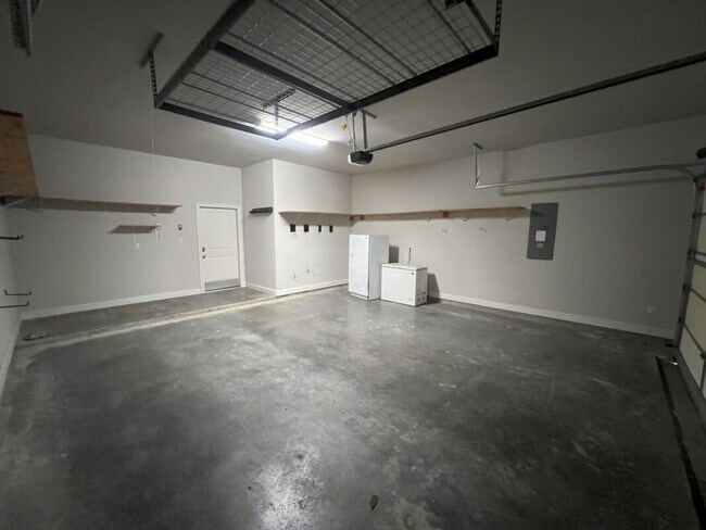 Building Photo - Beautiful 4-Bedroom Home in The Magnificen...
