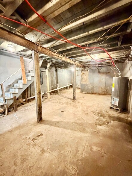 Building Photo - Rare 5-Bedroom Gem in Kingsessing