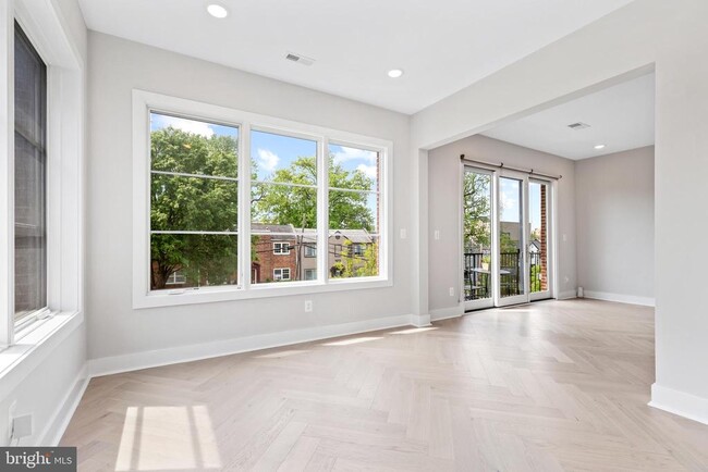 Building Photo - 1240 Raum St NE