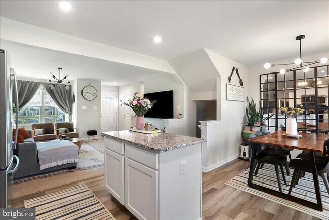 Building Photo - 206 Spring Pl