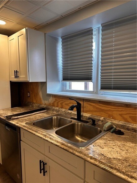 Building Photo - 24 Lewis St