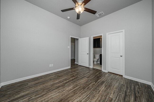 Building Photo - 521 Fallbrook Dr