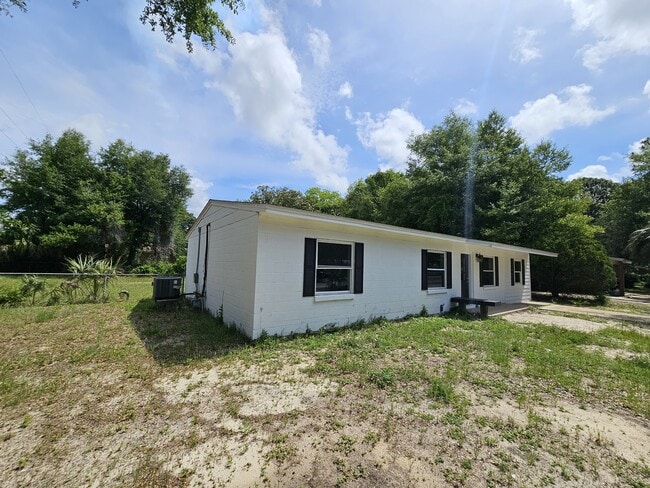 Building Photo - 200 Spencer Dr