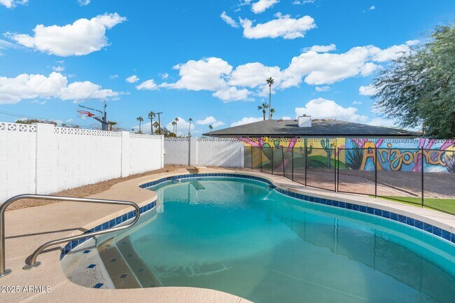 Building Photo - 1759 N Spring Cir