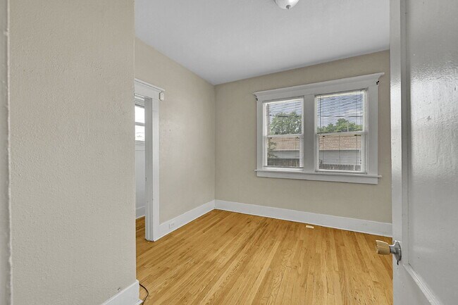 Building Photo - $3,250.00, 4 bed, 3 bed, located in Denver...