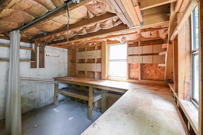 Building Photo - 737 E Maple Ln