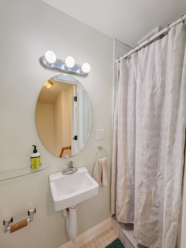 Building Photo - Beautiful Condo In Beverly MA!