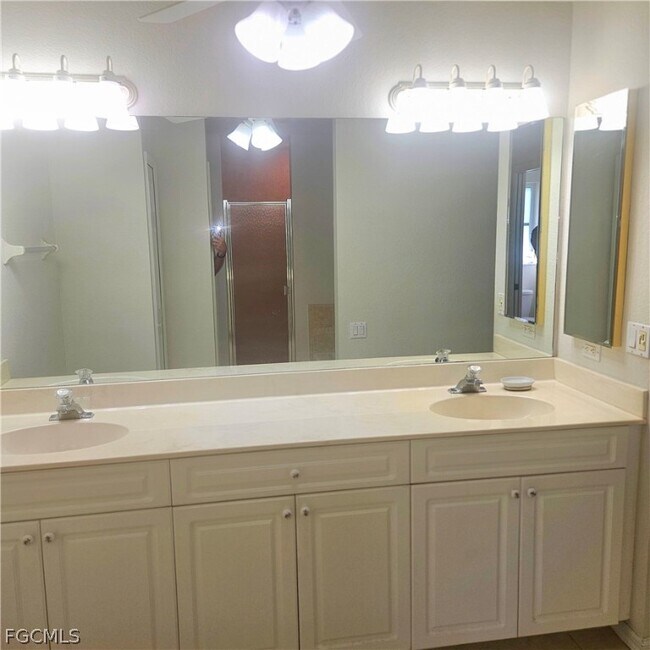 Building Photo - 3315 SW 8th Ct