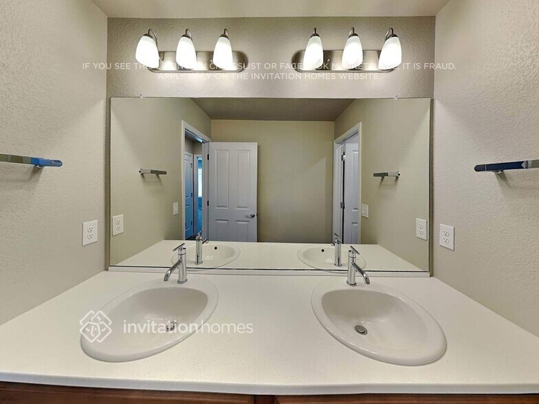 Building Photo - 11207 House Finch Ln