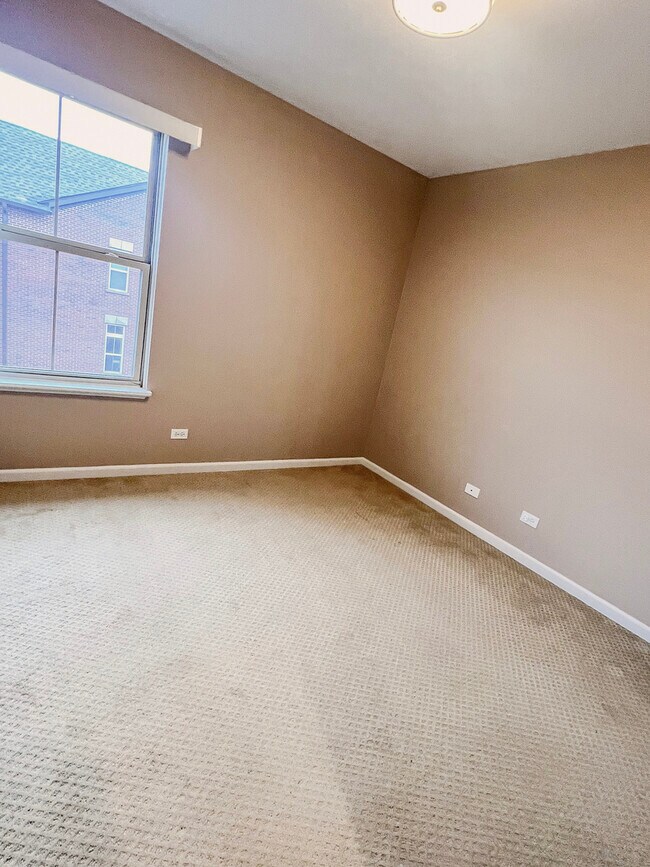 Building Photo - 742 Summit Ln