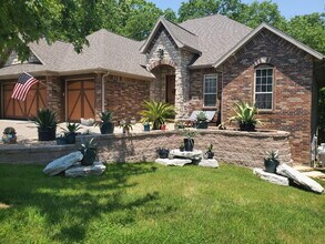 Building Photo - Custom 5 BR / 3 Car Garage, Home theater, ...