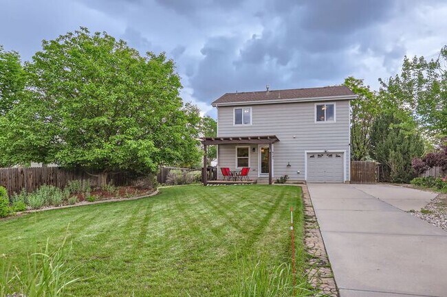 Building Photo - Updated 4-Bedroom with Serene Outdoor Spac...