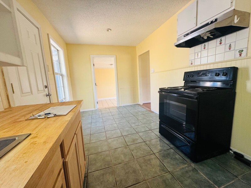 Building Photo - 1405 Hassell St