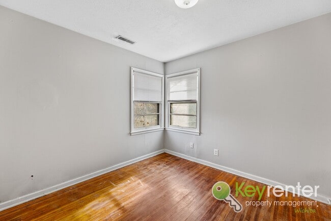 Building Photo - First Month FREE! Cute 3 bedroom house near shopping, restaurants, and WSU