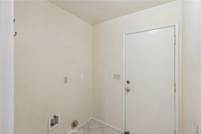 Building Photo - 2655 Victoria Park Dr