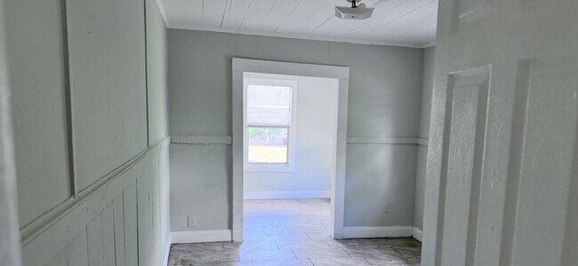 Building Photo - 817 7th St