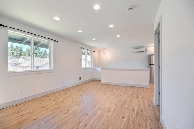 Building Photo - Beautiful 2 Bedroom 2.5 Bath Home In Everett!