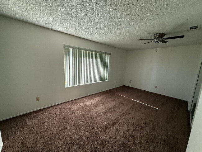 Building Photo - 3 Bed 2 Bath E Peach St