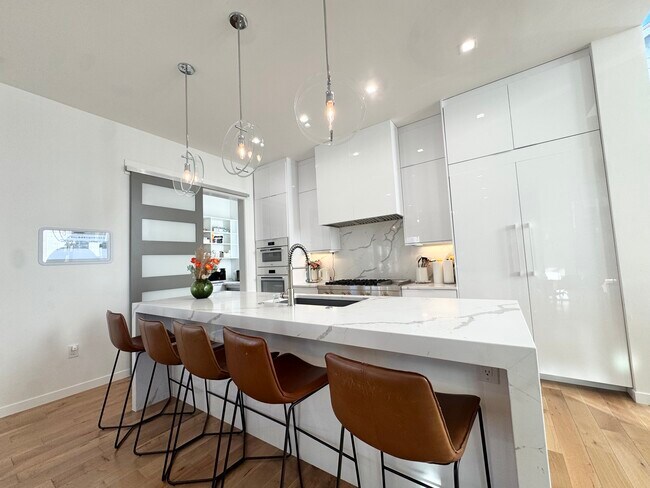 Building Photo - 4732 Mercier St