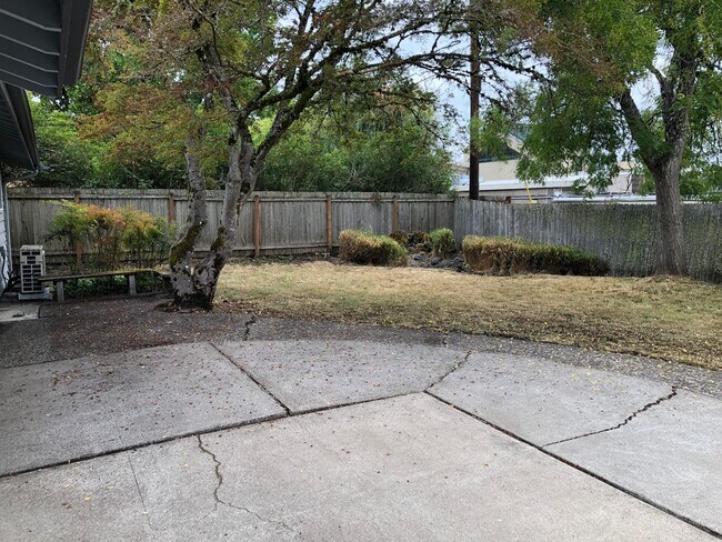 Building Photo - Updated 3 bedroom 1 1/2 bath home in a gre...
