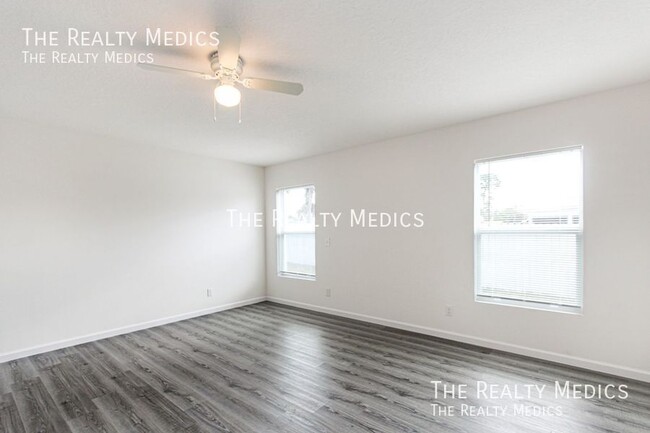 Building Photo - 1399 Medina Ave NW