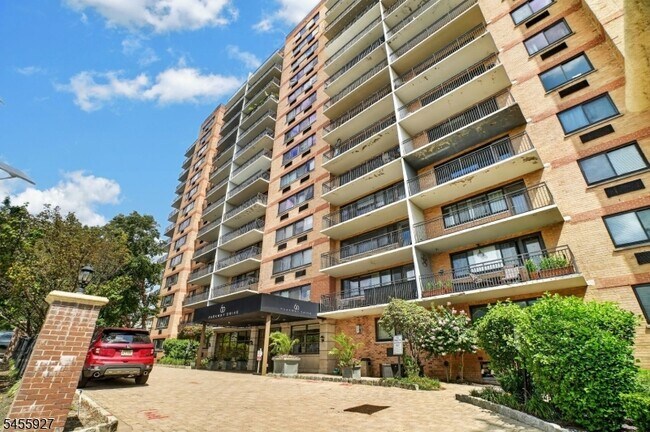 Building Photo - 60 Parkway Dr