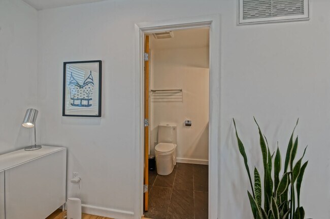 Building Photo - Custom, Modern & Spacious Tri-Level Home w...