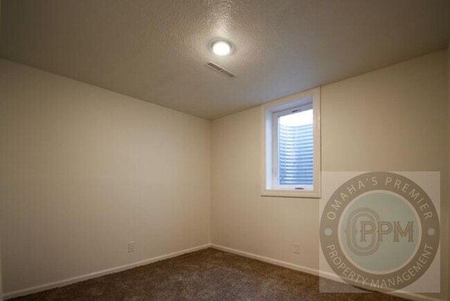 Building Photo - Spacious 4-bedroom, 3-bath home in Omaha