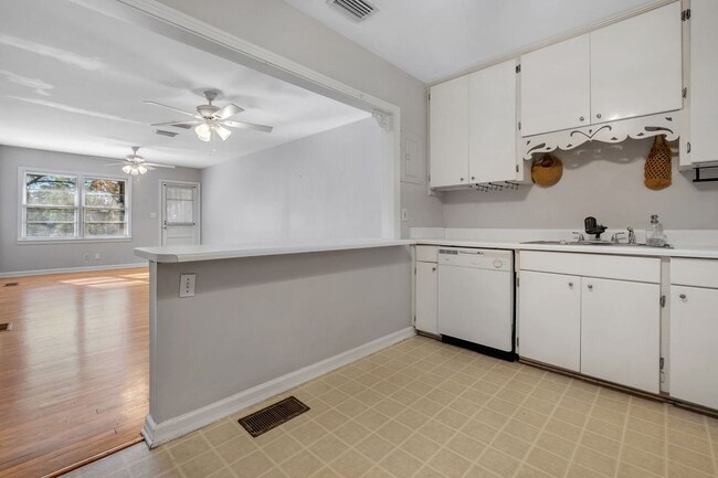 Building Photo - Charming Midtown Tallahassee Duplex