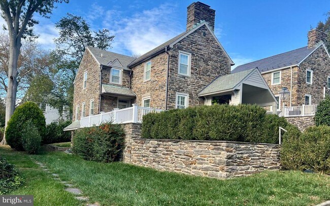 Building Photo - 1002 Crest Rd