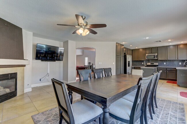 Building Photo - Beautiful remodeled home with pool!
