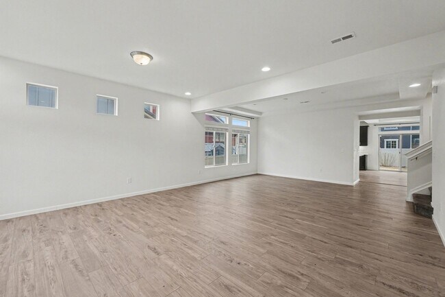 Building Photo - Stunning 4bed/3bath Oakwood Model Home in Erie