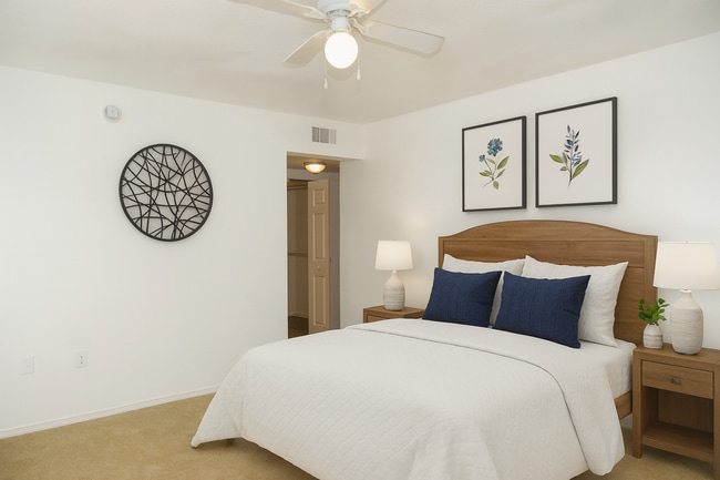 Building Photo - 2-bedroom, 2-bathroom Condo in gated commu...